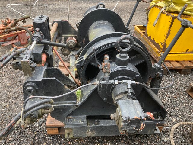 Hydraulic winch with hydraulic rope guide - picture 1